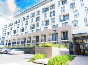 Exterior - Cozy 1-bedroom apartment in the walkable city - Rosebank. (Johannesburg)