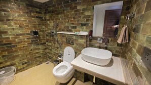 Un baño con inodoro, lavamanos y ducha.