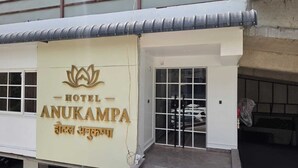 Un letrero de hotel con la leyenda 'HOTEL ANUKAMPA' y un logotipo.