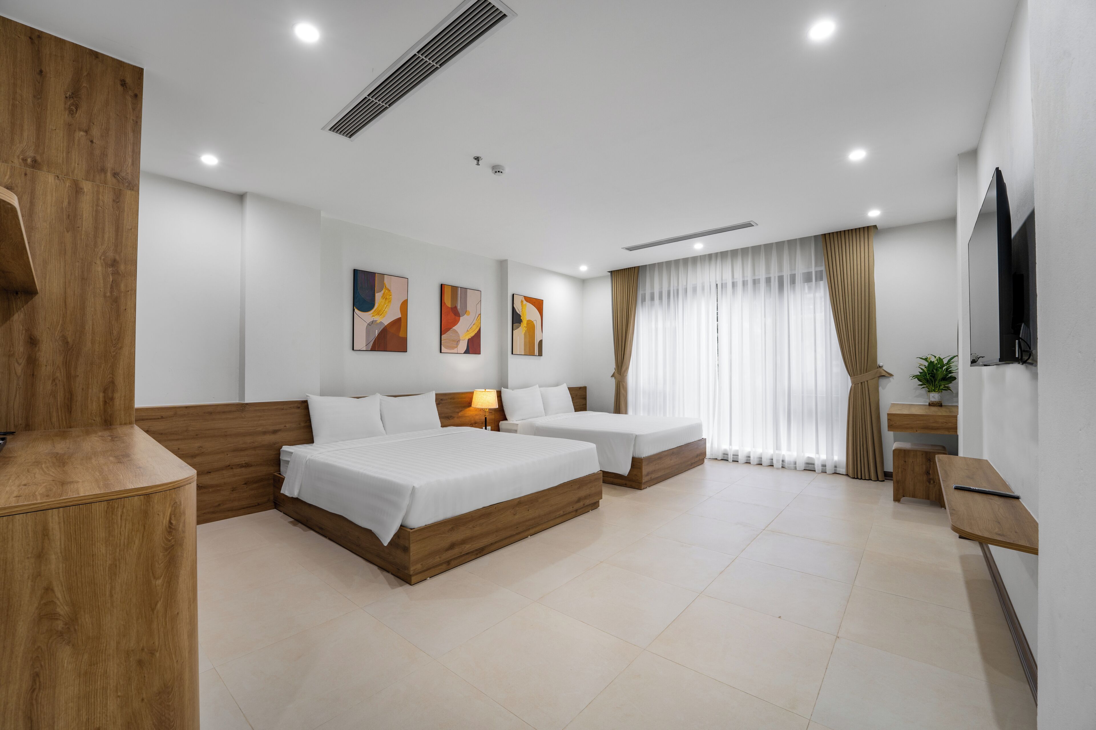 Habitación cuádruple ejecutiva, vistas a la ciudad | Minibar, escritorio, espacio para trabajar con un portátil