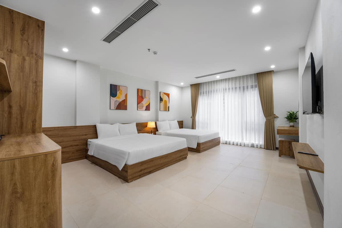 Habitación cuádruple ejecutiva, vista a la ciudad | Minibar, escritorio y espacio para trabajar con laptop