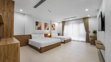 Habitación cuádruple ejecutiva, vistas a la ciudad | Minibar, escritorio, espacio para trabajar con un portátil