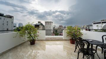 Suite familiar, vistas a la ciudad | Terraza o patio