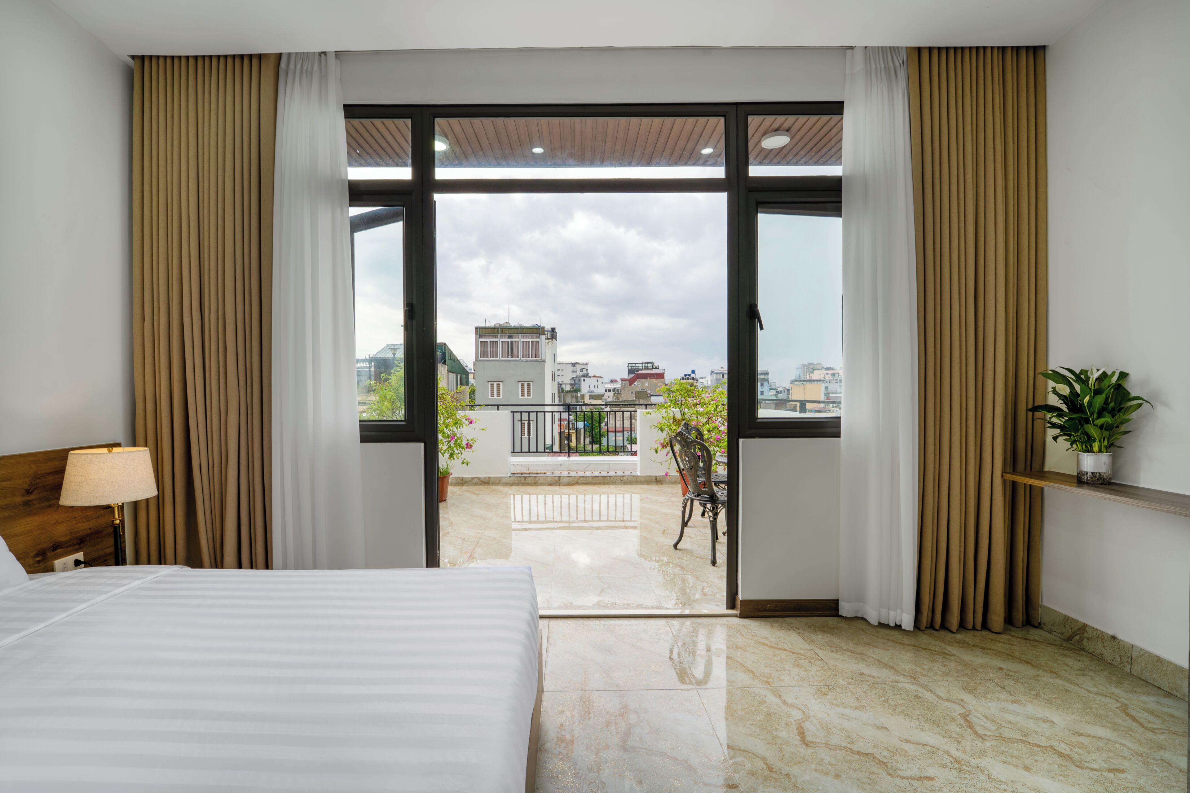 Suite familiar, vistas a la ciudad | Minibar, escritorio, espacio para trabajar con un portátil