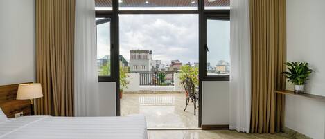 Minibar, escritorio y espacio para trabajar con laptop