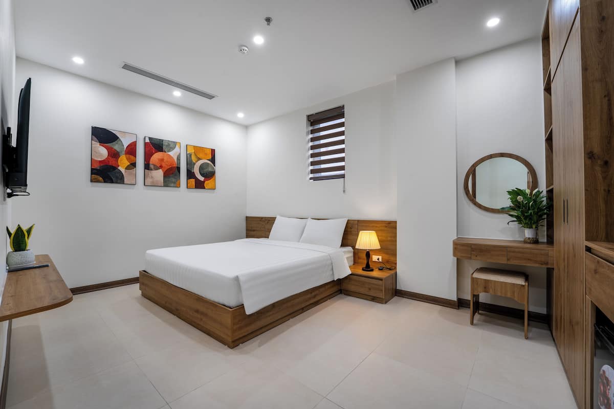 Habitación doble Deluxe, vista al patio | Minibar, escritorio y espacio para trabajar con laptop