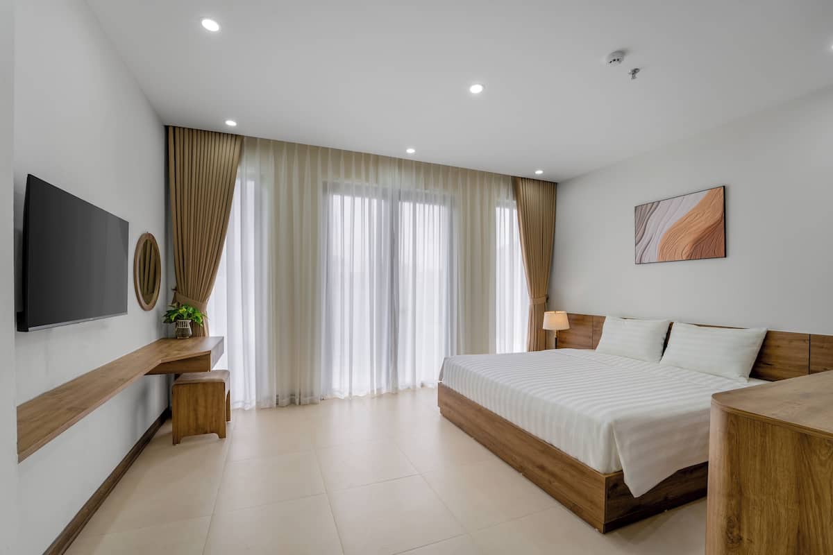 Suite de lujo, vista a la ciudad | Minibar, escritorio y espacio para trabajar con laptop