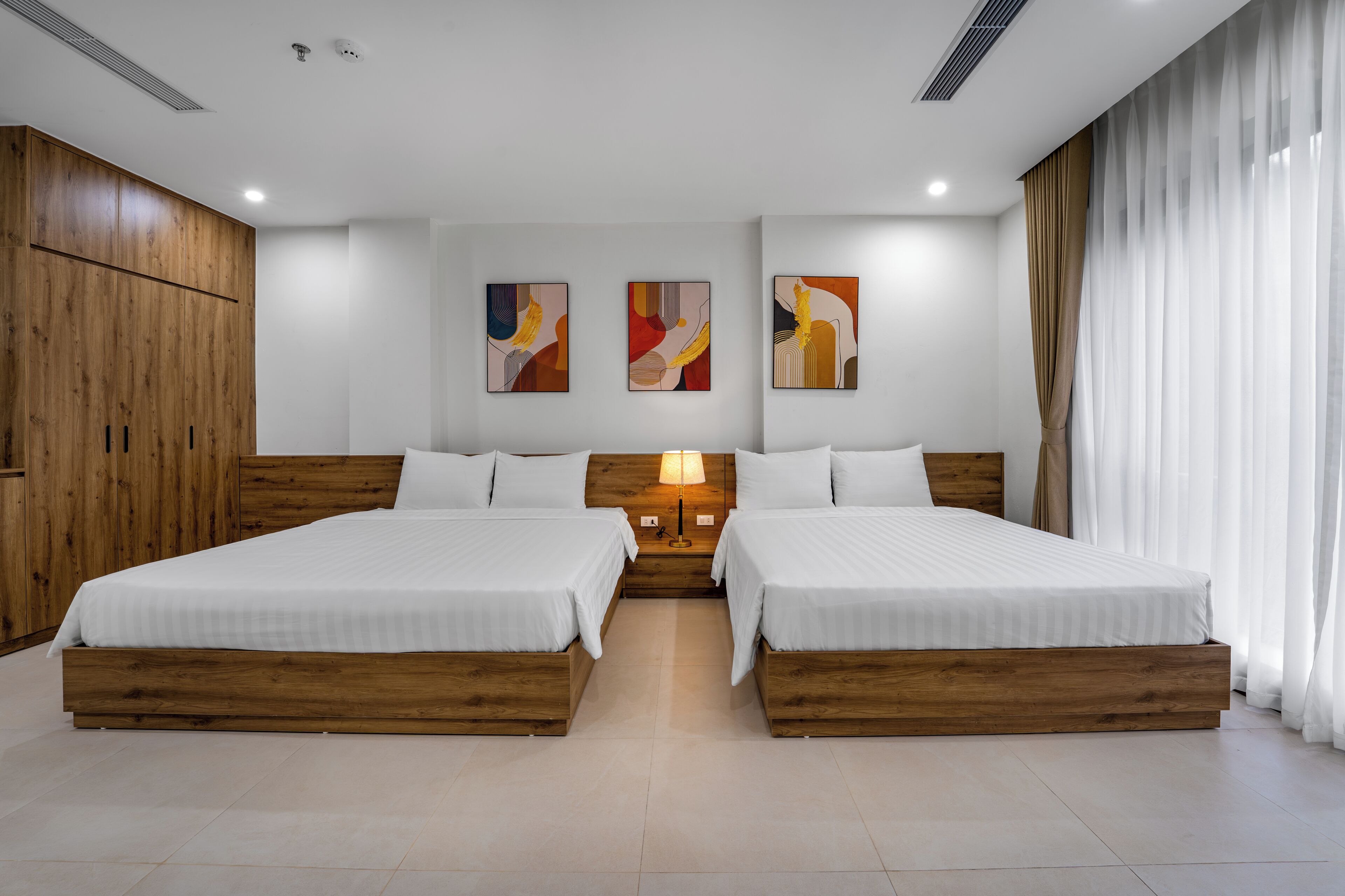 Habitación cuádruple ejecutiva, vistas a la ciudad | Minibar, escritorio, espacio para trabajar con un portátil