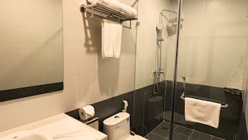 Habitación doble superior | Baño | Ducha, artículos de higiene personal gratuitos y secador de pelo