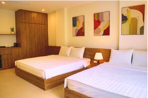 Desk, laptop workspace, blackout curtains, soundproofing - GAO SUITES (Hoan Kiem)