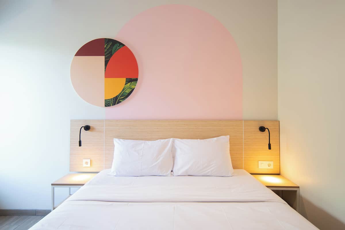 Free WiFi, bed sheets