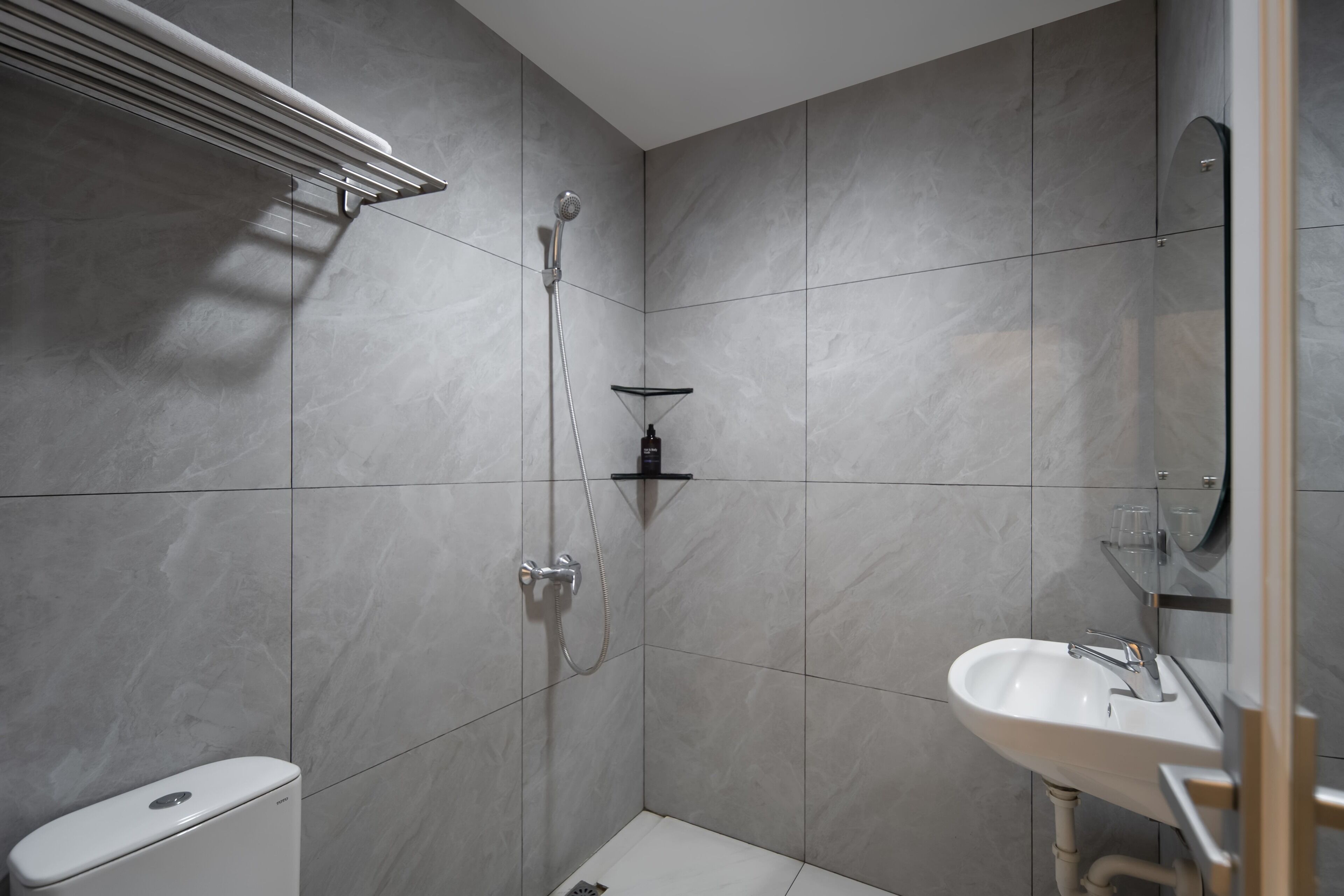 Un baño con ducha, inodoro y lavabo.