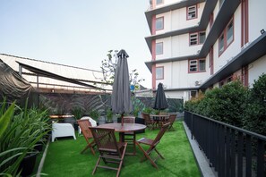 Outdoor dining - Cove Limora (Bandung)