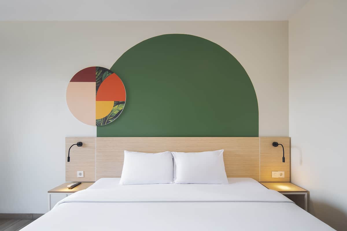 Free WiFi, bed sheets
