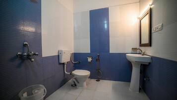 Standard Double or Twin Room | Bathroom | Shower, hydromassage showerhead, free toiletries, towels