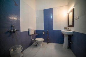 Standard Double or Twin Room | Bathroom | Hair dryer, towels, soap, shampoo - Hotel Golden Routes (Jaisalmer)