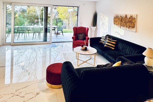 Quiet Luxury 5BR & 1LR Villa w/ Garden & Terrace