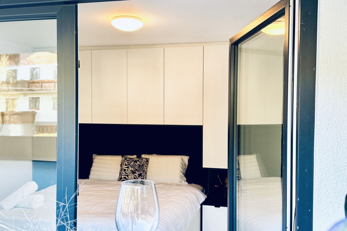 Een bureau, een strijkplank/strijkijzer, gratis wifi, beddengoed