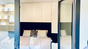 A hotel room with a bed, a glass of water, and a view of the outside. - Quiet Luxury 5BR & 1LR Villa w/ Garden & Terrace (Mödling)