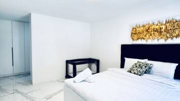 5 slaapkamers, een bureau, een strijkplank/strijkijzer, gratis wifi