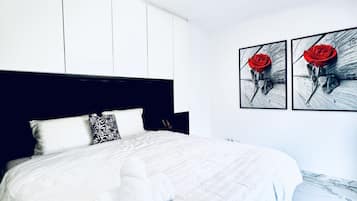 Escritorio, tabla de planchar con plancha, wifi gratis y ropa de cama