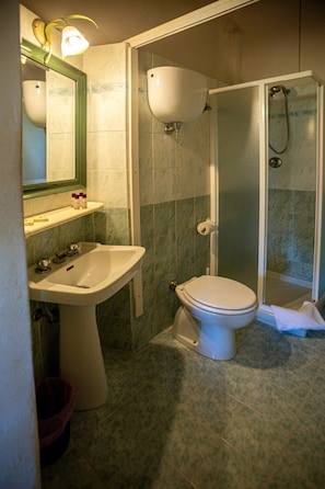 Ein Badezimmer mit Waschbecken, Toilette und Dusche.