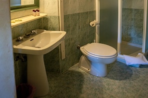 Ein Badezimmer mit Waschbecken, Toilette und Dusche.