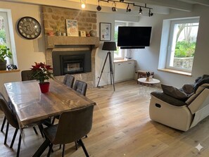 Living area - Vrbo Property (Réville)