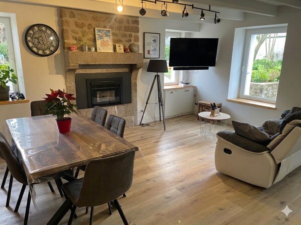 Living area - Reville's Nest (Réville)