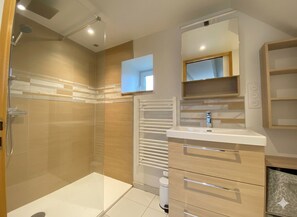 Bathroom - Vrbo Property (Réville)