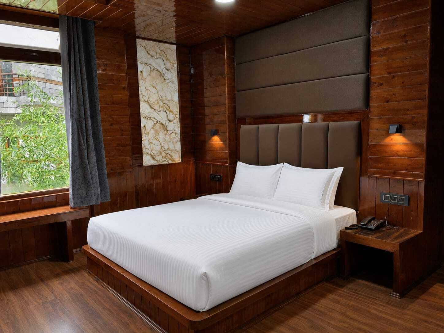 Executive Room | Desk, laptop workspace, free WiFi
