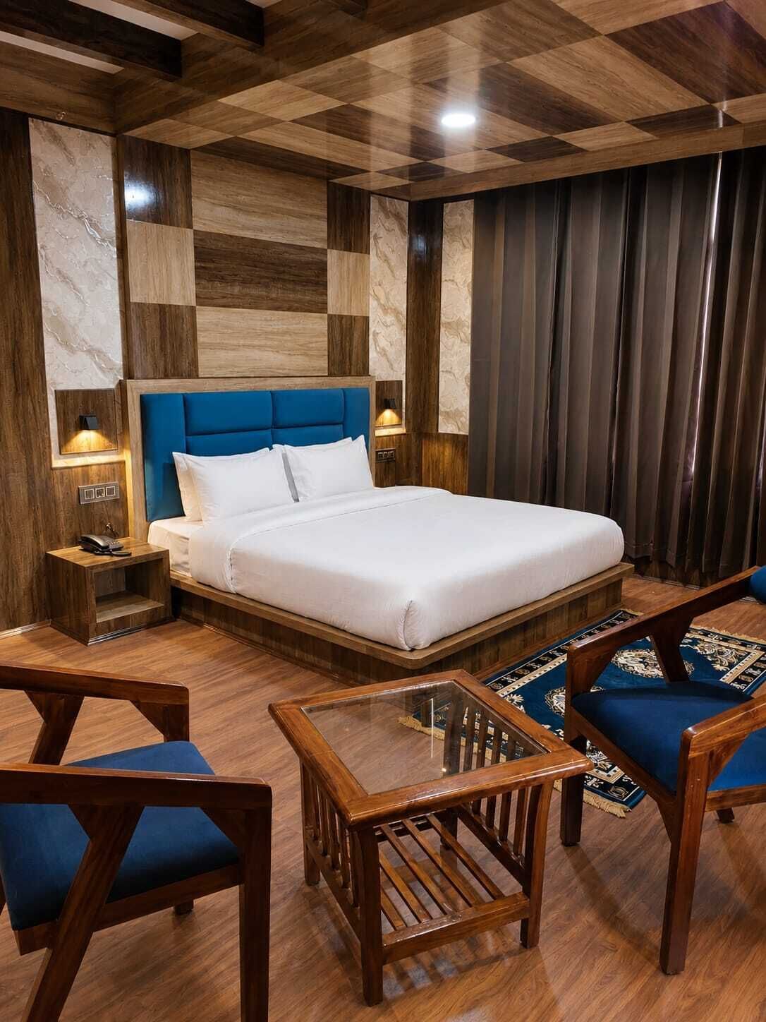 Classic Suite | Desk, laptop workspace, free WiFi