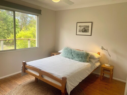 “Southerly Change”.
Groovy retro/modern Beach House.
Bring your surfboard & dog!