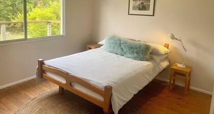 “Southerly Change”.
Groovy retro/modern Beach House.
Bring your surfboard & dog!