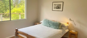 “Southerly Change”.
Groovy retro/modern Beach House.
Bring your surfboard & dog!