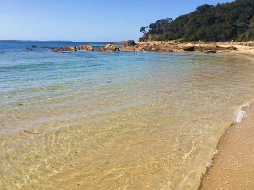 “Southerly Change”.
Groovy retro/modern Beach House.
Bring your surfboard & dog!
