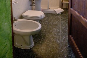 A bathroom with two toilets, a sink, and a shower area. - Toskana Family Home With Pool (Siena)