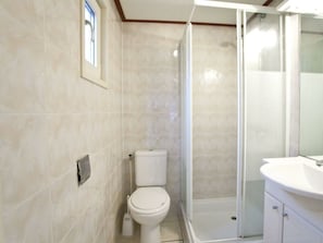 Ein Badezimmer mit Toilette, Duschkabine und Waschbecken.