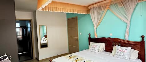 Appartement supérieur, piscine privée | Espace de travail pour ordinateurs portables, système d’insonorisation