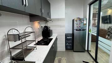 Apartamento superior, piscina privada | Cocina privada | Frigorífico grande, microondas, horno y placa de cocina