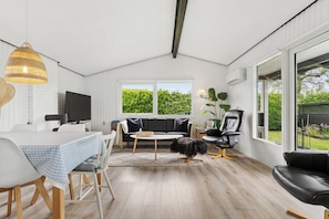 Interior - Nordic style summer house for two (Bogense)
