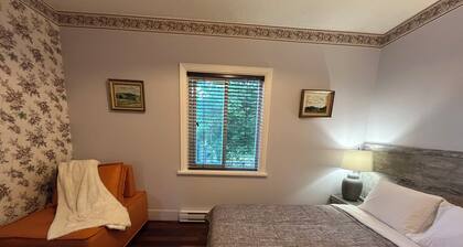 Beautiful One bedroom apartment in Cadboro Bay Village, Close to beach and Uvic