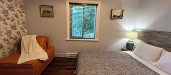 Beautiful One bedroom apartment in Cadboro Bay Village, Close to beach and Uvic
