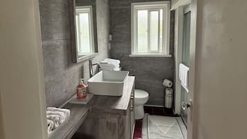 Een douche, een haardroger, handdoeken, zeep