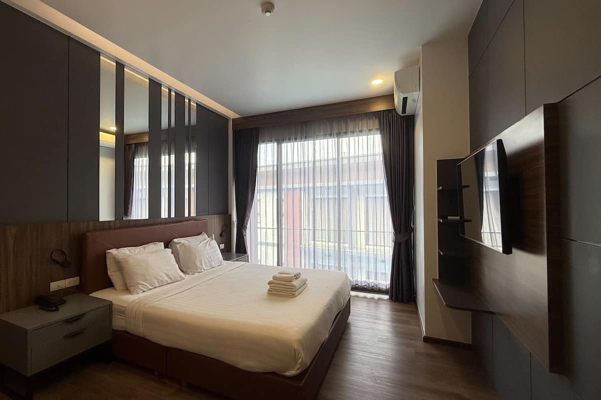 Pool View Double Bed | In-room safe, desk, WiFi (free), bed sheets