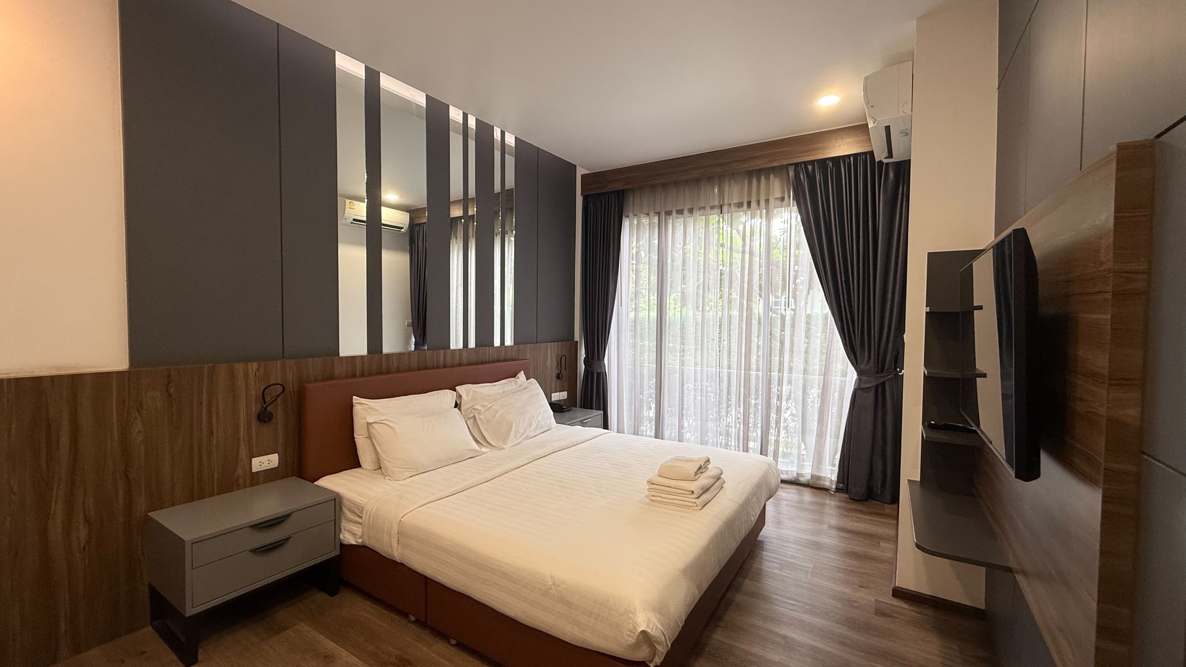 Garden View Double Bed | Peti besi dalam bilik, meja, Wi-fi percuma, cadar katil 