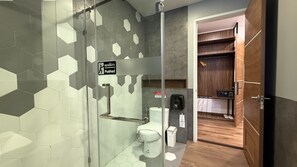 Pool Access A | Bilik Mandi | Pancuran mandi, pengering rambut, selipar, tuala disediakan 