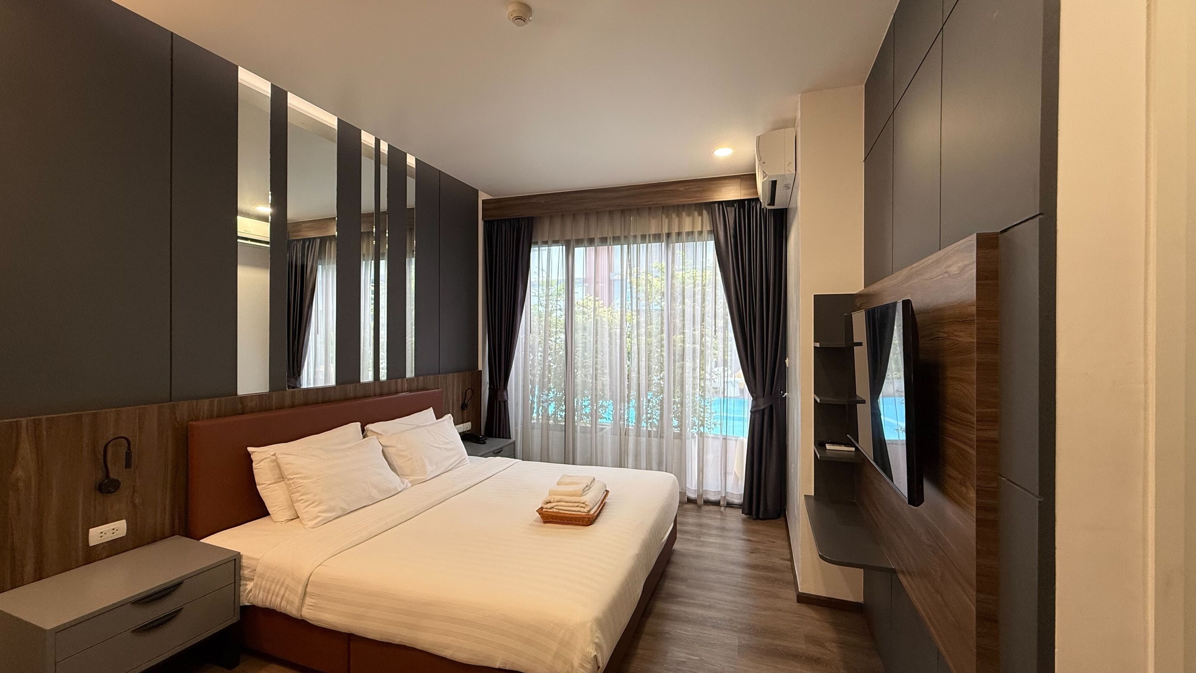 Pool Access A | Peti besi dalam bilik, meja, Wi-fi percuma, cadar katil 