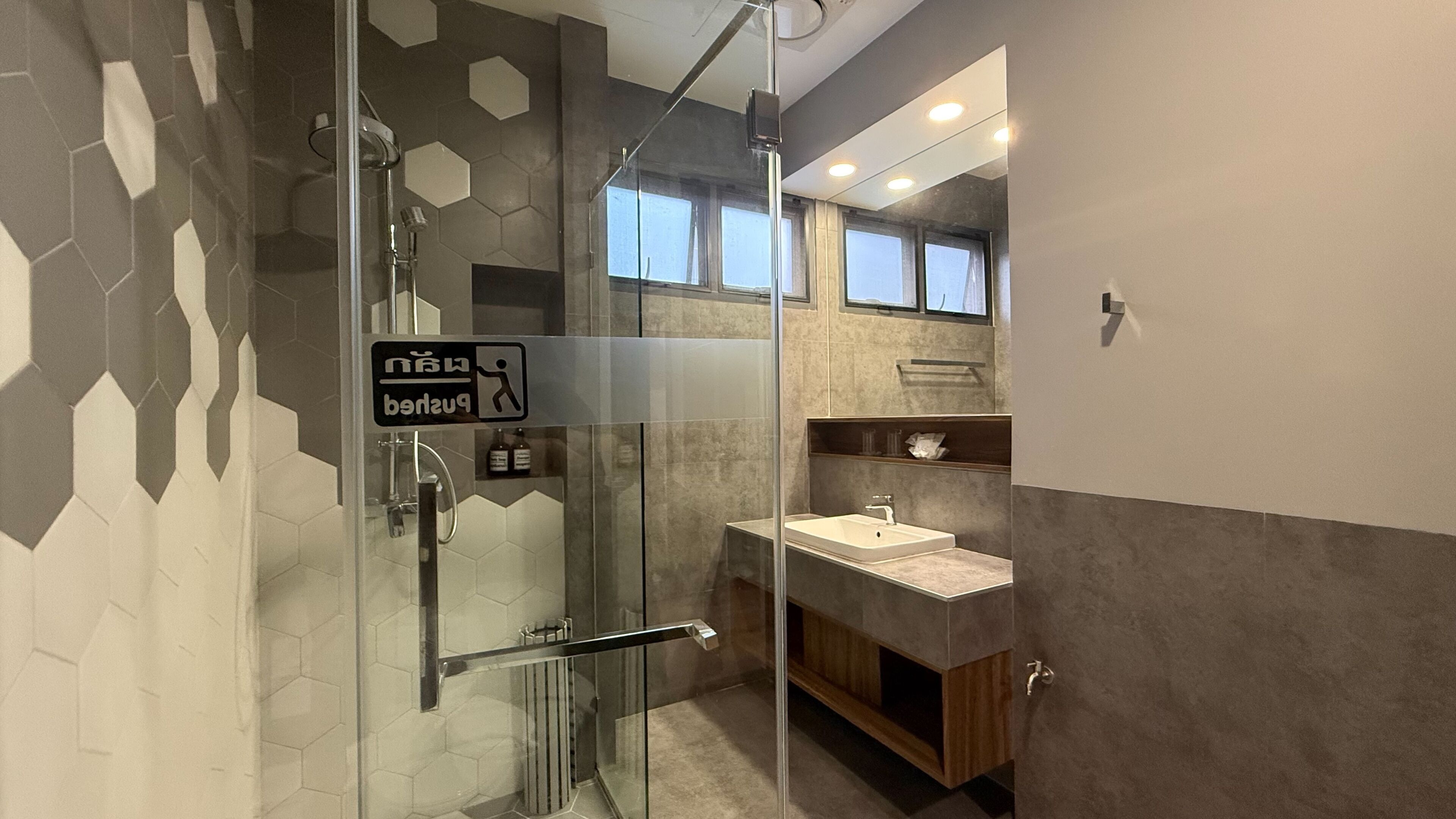 Pool Access A | Phòng tắm | Buồng tắm vòi sen, máy sấy tóc, dép đi trong nhà, khăn tắm 