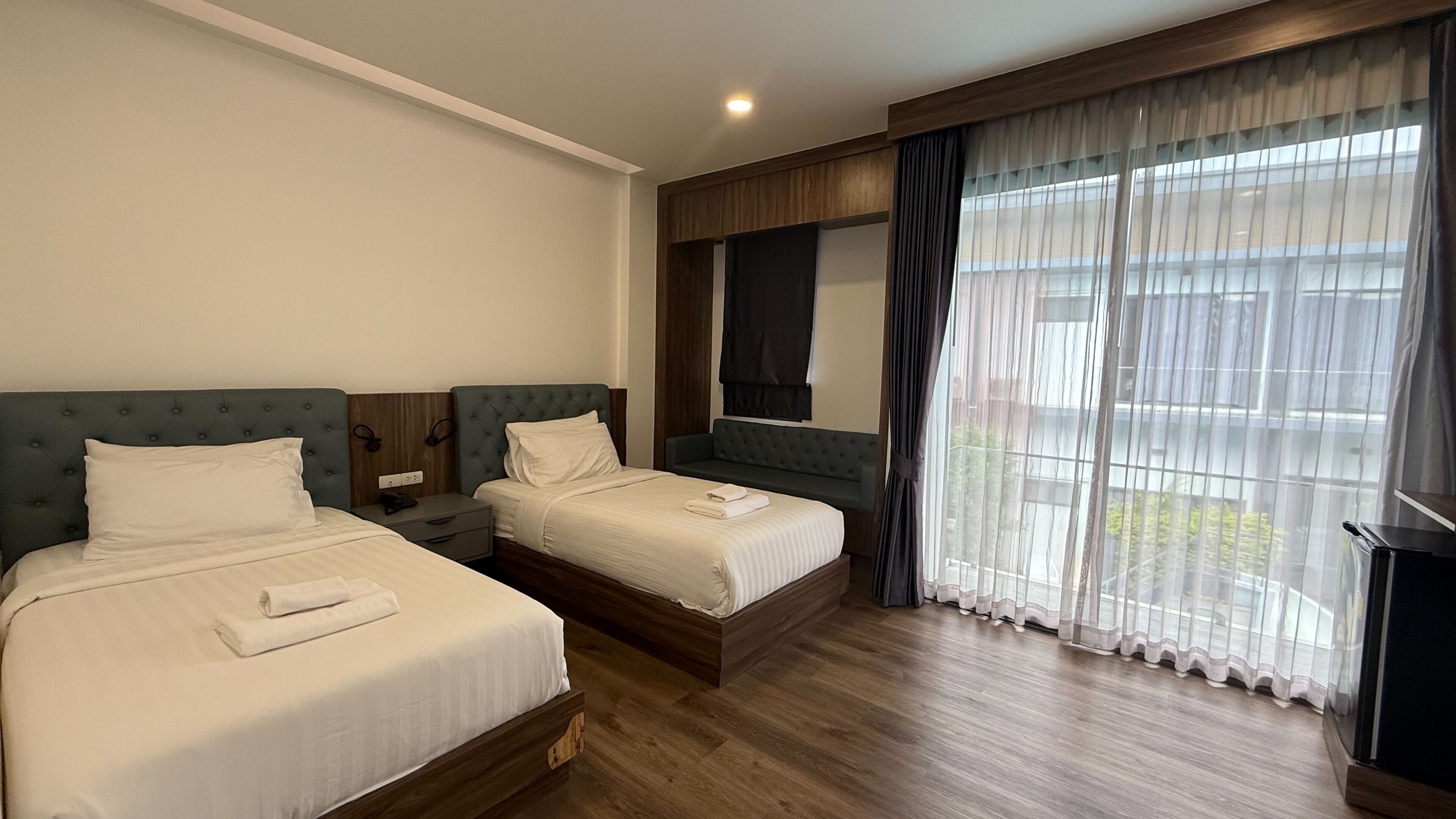 Pool View Twin Bed | Peti besi dalam bilik, meja, Wi-fi percuma, cadar katil 